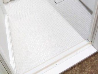 ふわっとやわらかな踏み心地の床は浴室一歩目から安心感　中野区S様邸